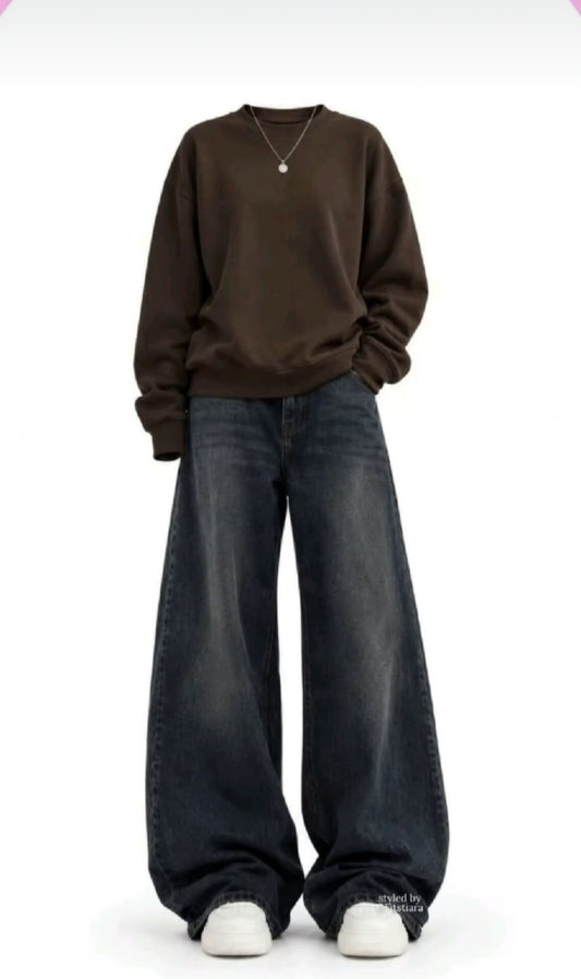BROWN SWEATSHIRT WITH VINTAGE BLACK FADED JEANS