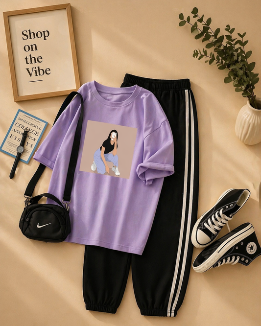 LILAC TEE SITTING GIRL WITH 3 STRIPES TROUSER